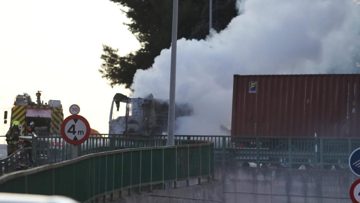 Arde la cabina de un camión en un puente que cruza la V-30