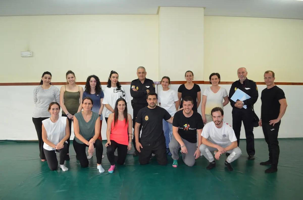 Foto de grupo del taller de defensa personal para enferneras en el Colegio de Enfermería de Ourense.