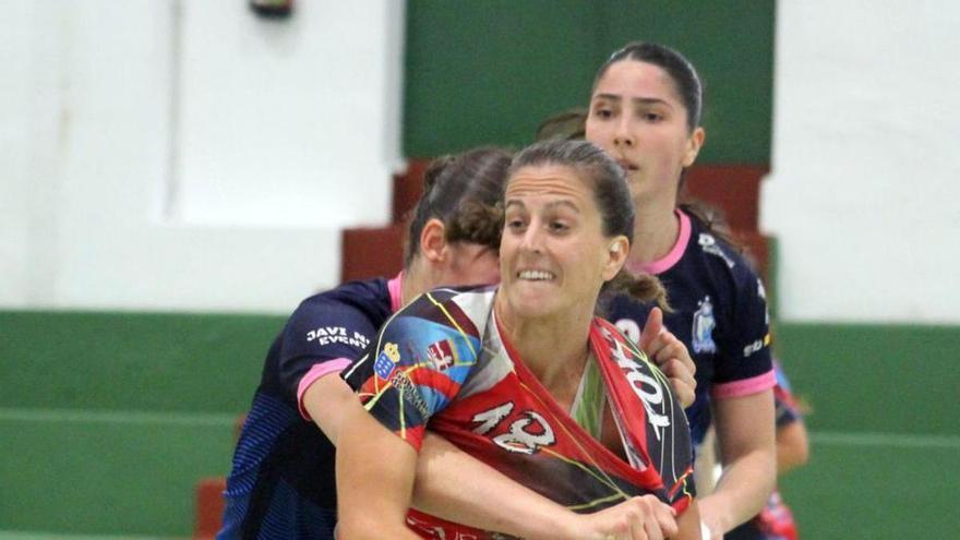 Emma Fanjul, de las Lobas, agarrando a la local Mireia Torras. | OBF