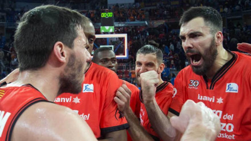 Los juagdores del Valencia Basket celebran su pase a la final copera.