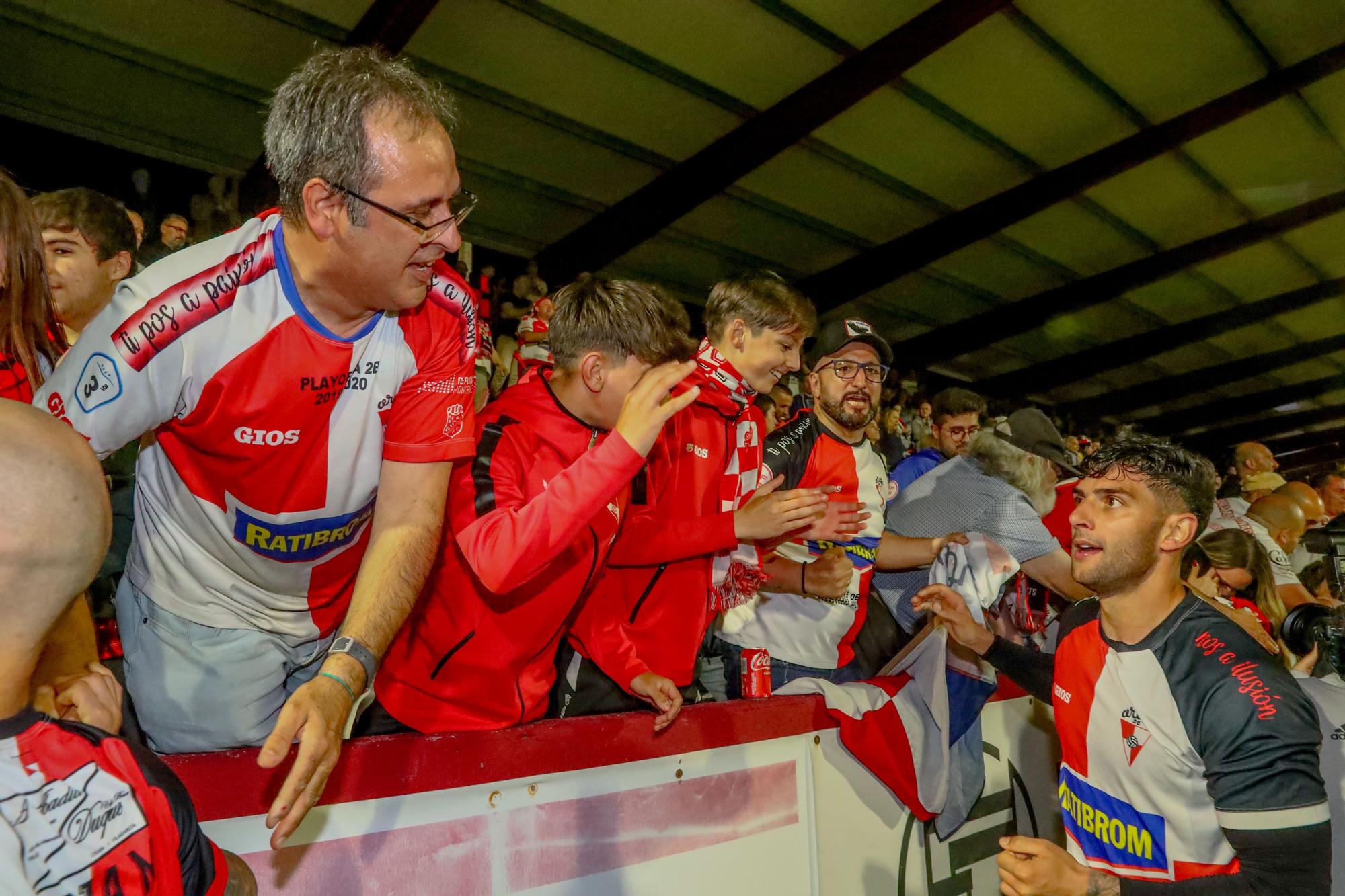 A Lomba vive una fiesta del fútbol con final feliz para el Arosa ante la UD Ourense (3-0)