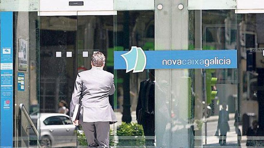 Nacido en La Bañeza (León) en 1962 y licenciado en veterinaria, el actual conselleiro de Medio Rural lleva consigo una amplia carrera sirviendo a la administración. Fue alto cargo con Fraga en la consellería de Pesca, consejero en la Embajada de España en Washington y asesor del Ministerio de Medio Ambiente.