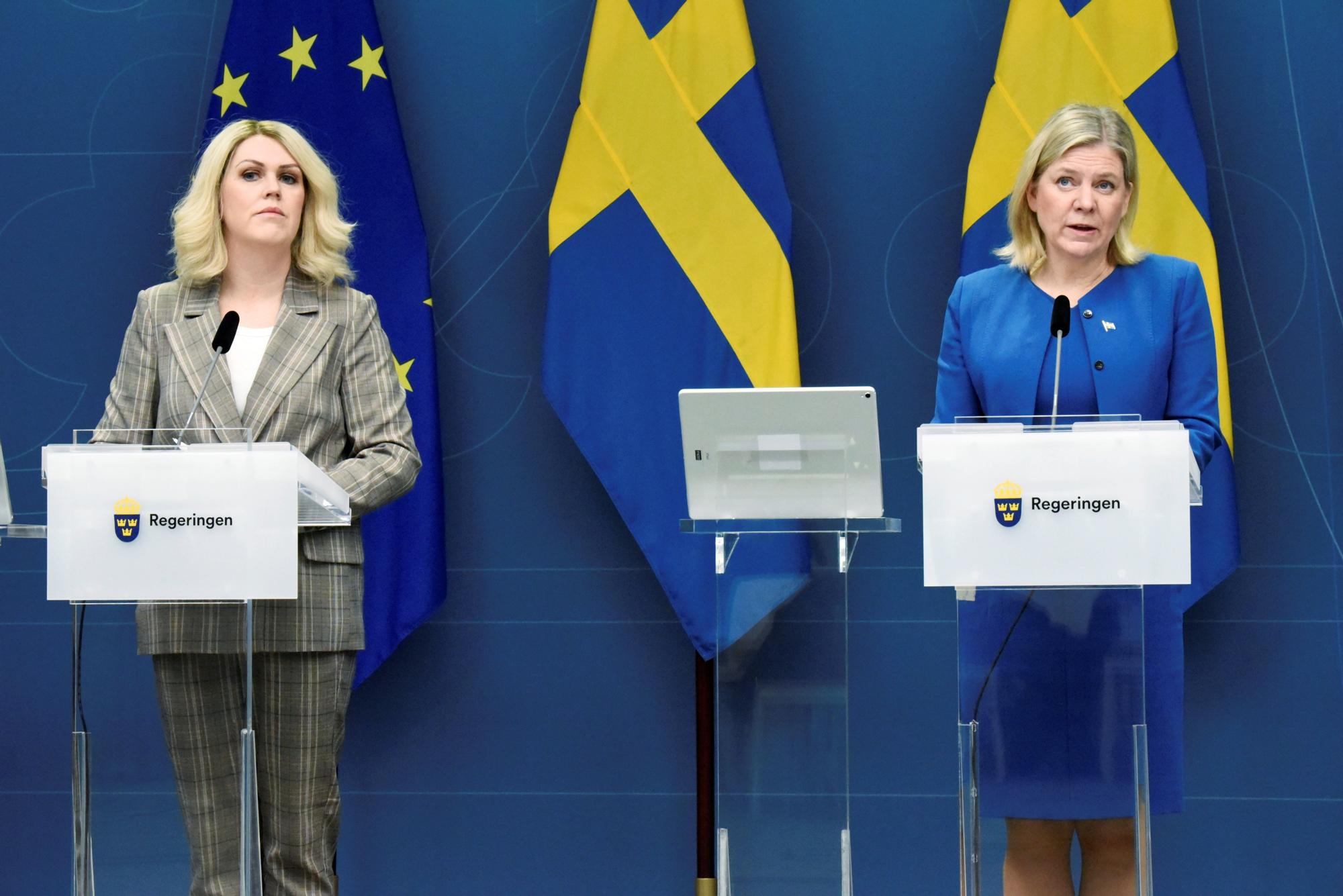 La primera ministra de Suecia, Magdalena Andersoon (d) junto a la ministra de Asuntos Sociales Lena Hallengren (i) en la conferencia de prensa en la que han explicado la suspensión de todas las medidas restrictivas derivadas de la pandemia.