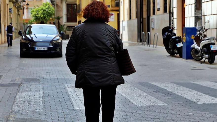 María Ángeles passeja amb l’únic que li queda després del desnonament, la roba que porta posada