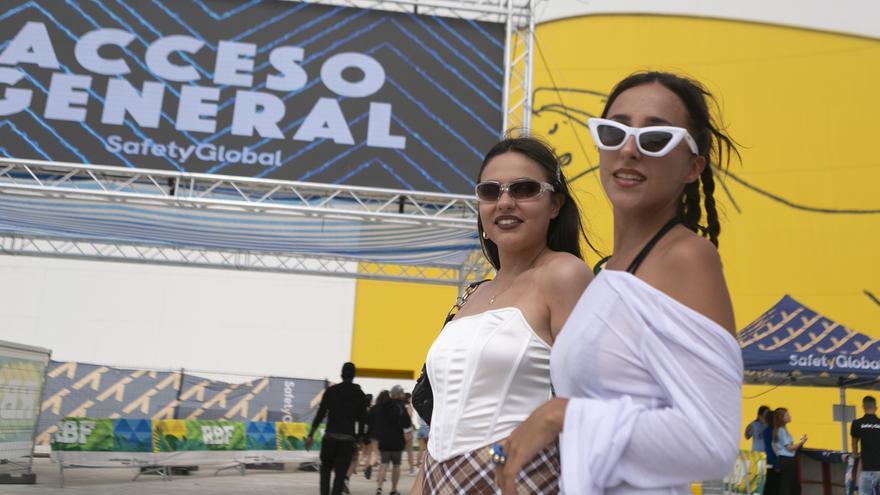 &quot;El reggaeton es fiesta y es música para los jóvenes, para bailar y disfrutar&quot;: miles de personas ya llenan Avilés