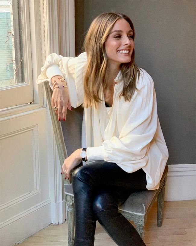 Olivia Palermo con camisa blanca y leggings de cuero