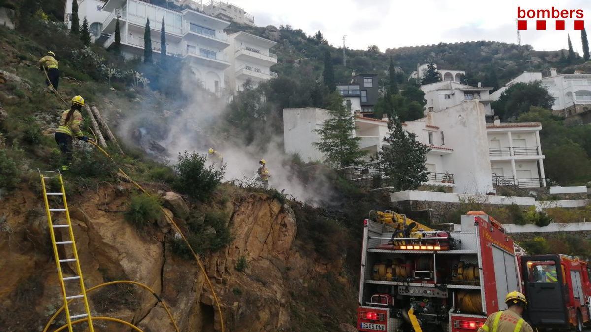 Lloc de la urbanització on s&#039;ha originat l&#039;incendi que ha cremat 200 m2.