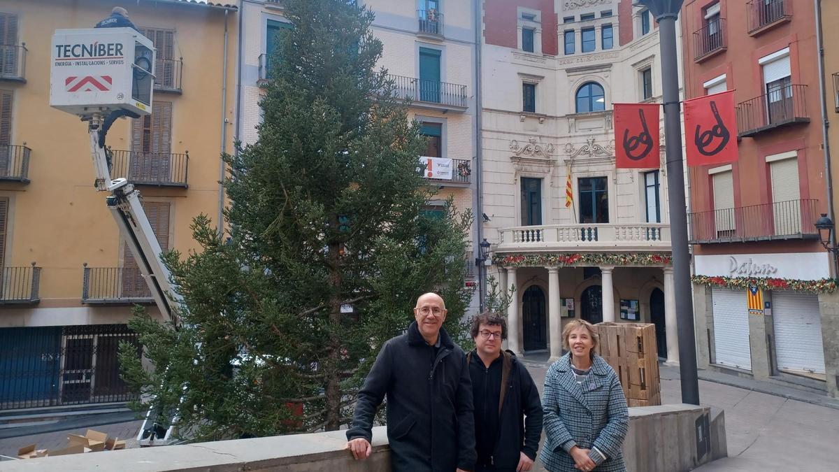 Els regidors Moisès Masanas (també president de la Mancomunitat de Municipis Berguedans per a la Biomassa), Guillem Canal i Ermínia Altarriba davant de l'avet de la plaça de Sant Pere de Berga