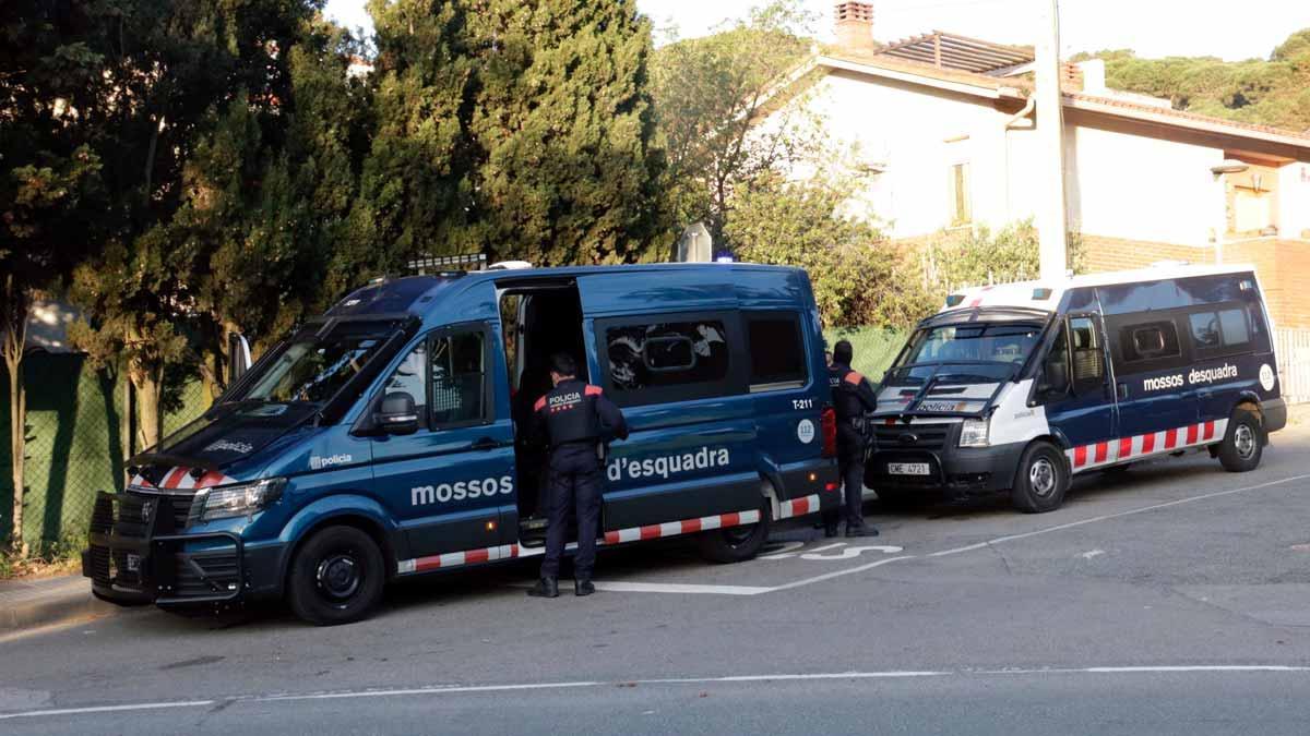 Dos furgonetas de los Mossos en uno de los lugares de Sant Feliu de Guíxols donde se lleva a cabo la operación por la falsificación de carnets de conducir falsos.