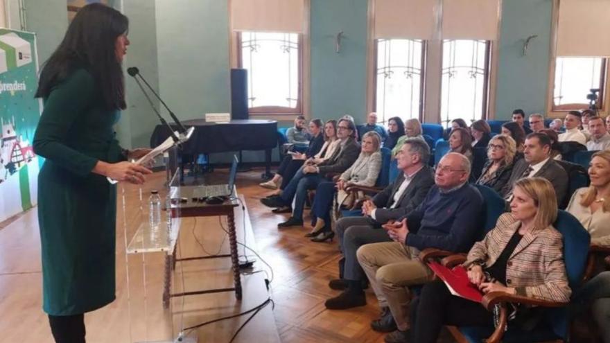 La alcaldesa Lorena Orduna durante la presentación de la estrategia.  | AYUNTAMIENTO DE HUESCA