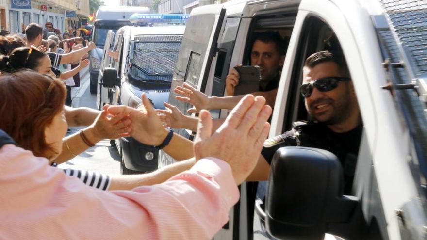 La Policía se va de Pineda entre algunos ánimos y cánticos