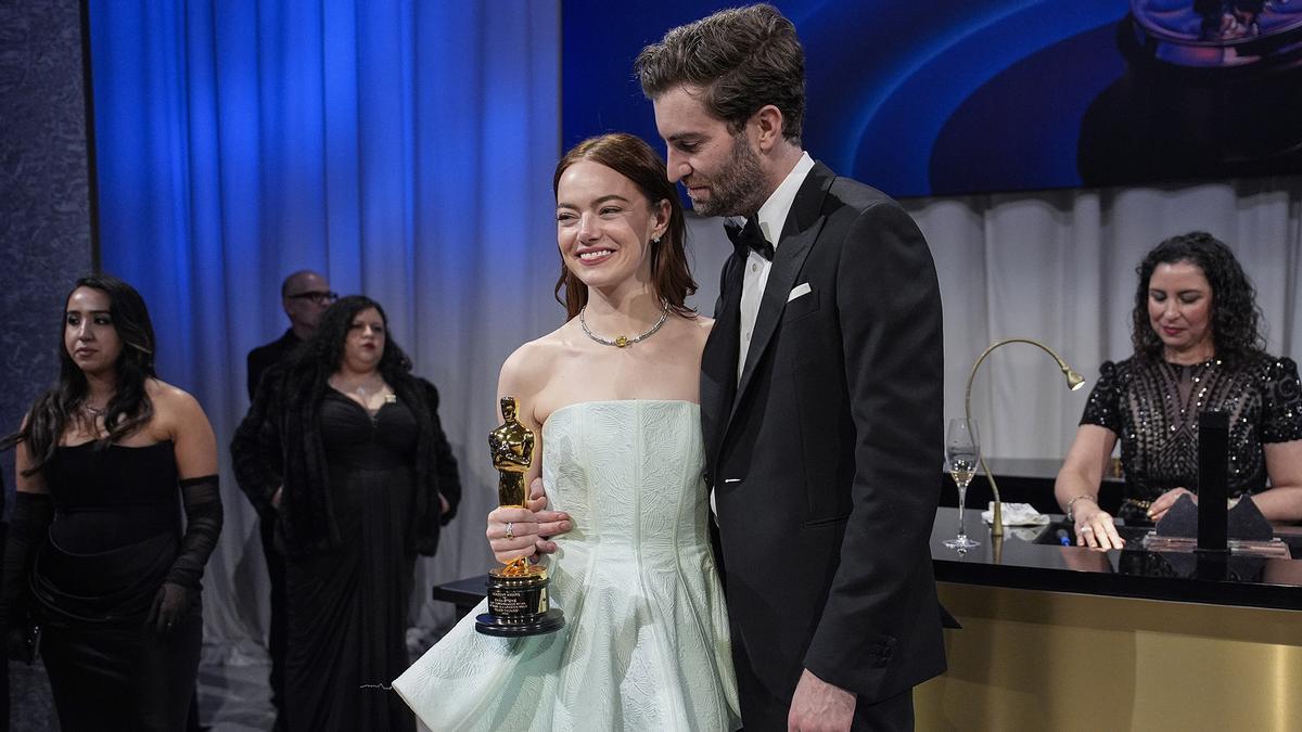 Los ganadores, entre ellos Emma Stone y Christopher Nolan, graban sus Oscar en el Baile del Gobernador