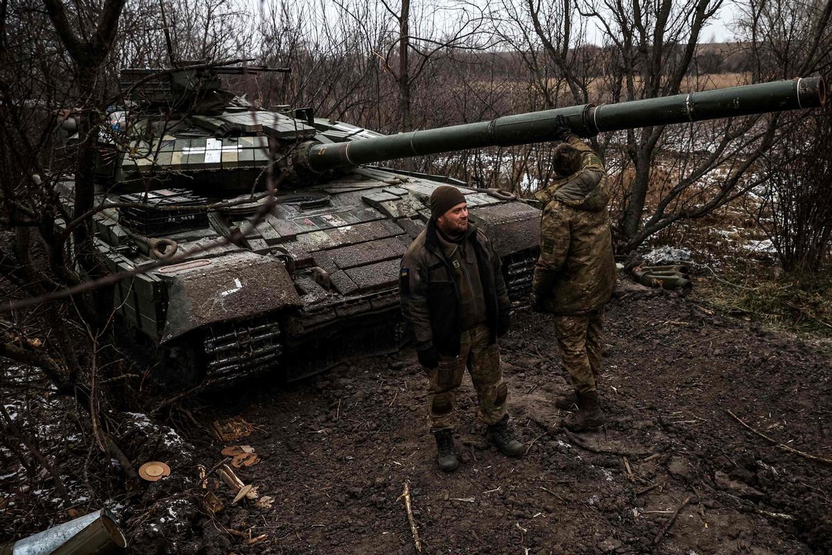 Militares ucranianos cerca de la línea del frente cerca de Kreminna, región de Lugansk, el 12 de enero de 2023, en medio de la invasión rusa de Ucrania.