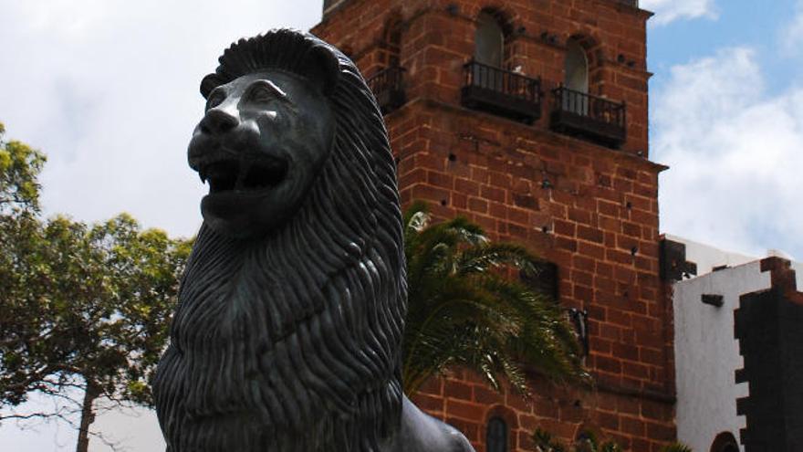 Los leones de la plaza de Teguise