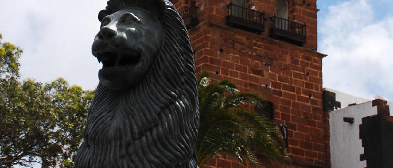 Uno de los leones que custodian la plaza de Teguise.