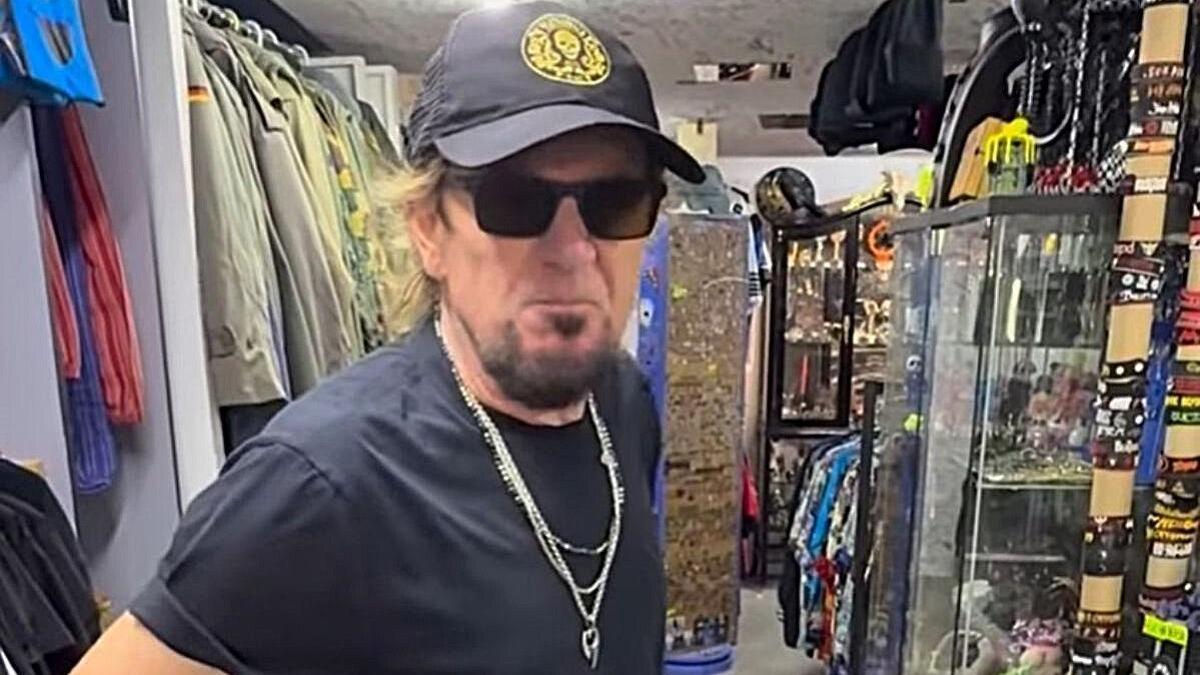 El guitarrista de Iron Maiden, Adrian Smith, visitando la tienda Chispas en A Coruña.