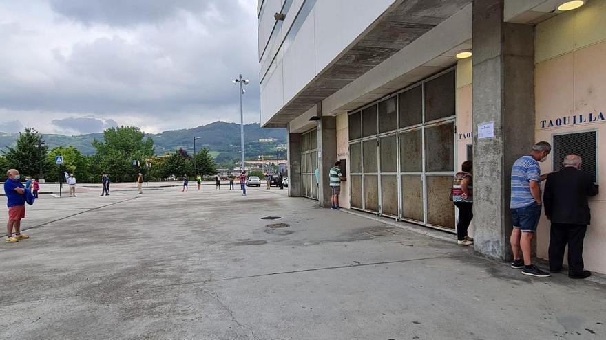 Colas para sacar el abono en las taquillas del Tartiere.