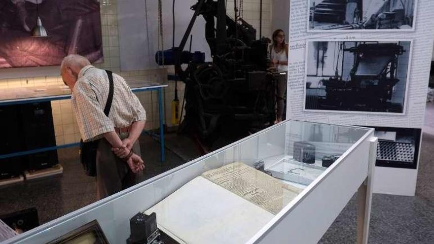 Cámaras fotográficas antiguas junto al primer ejemplar del periódico.