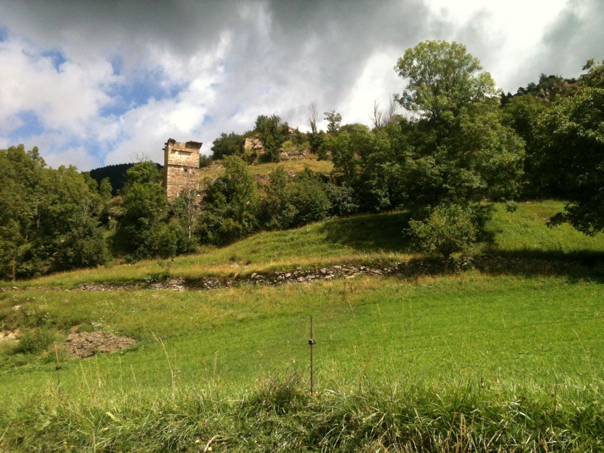 La torre colomer de Bescaran, que encara es manté dreta a la sortida del poble i en domina el paisatge. La torre colomer de Bescaran, que encara es manté dreta a la sortida del poble i en domina el paisatge.