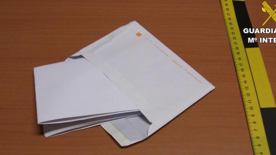 El señuelo empleado por la Guardia Civil, con un sobre con papeles en lugar del dinero