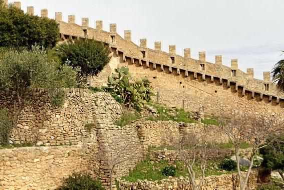 Zacken, Schießscharten, hohe Mauern: Ein Besuch in der Festung im Nordosten von Mallorca.