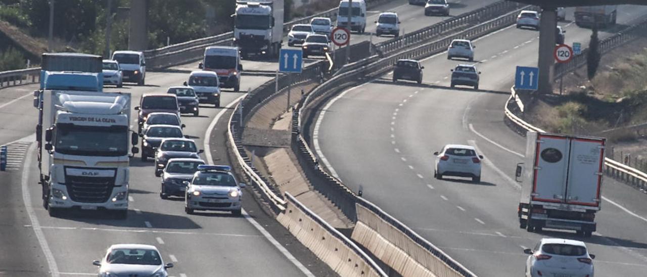 Vehículos circulando por la autovía A-7 en la Vega Baja, una carretera con una alta presión de tráfico que lleva años esperando su remodelación.