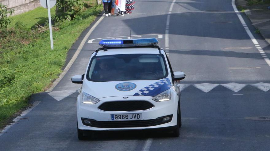 Coche de la Policía Local de Cangas.