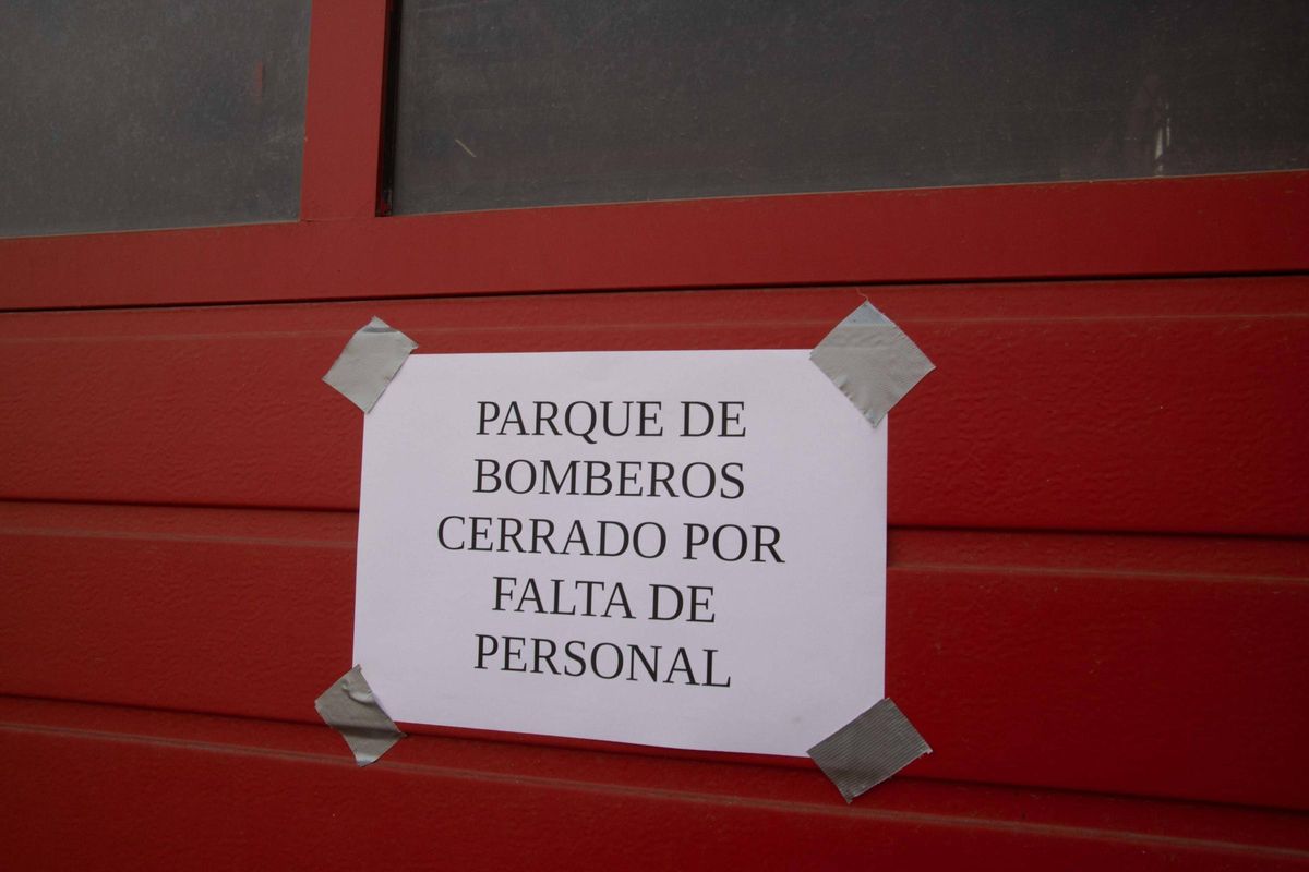 En el parque de bomberos de Ontinyent han instalado carteles denunciando el cierre por falta de personal.