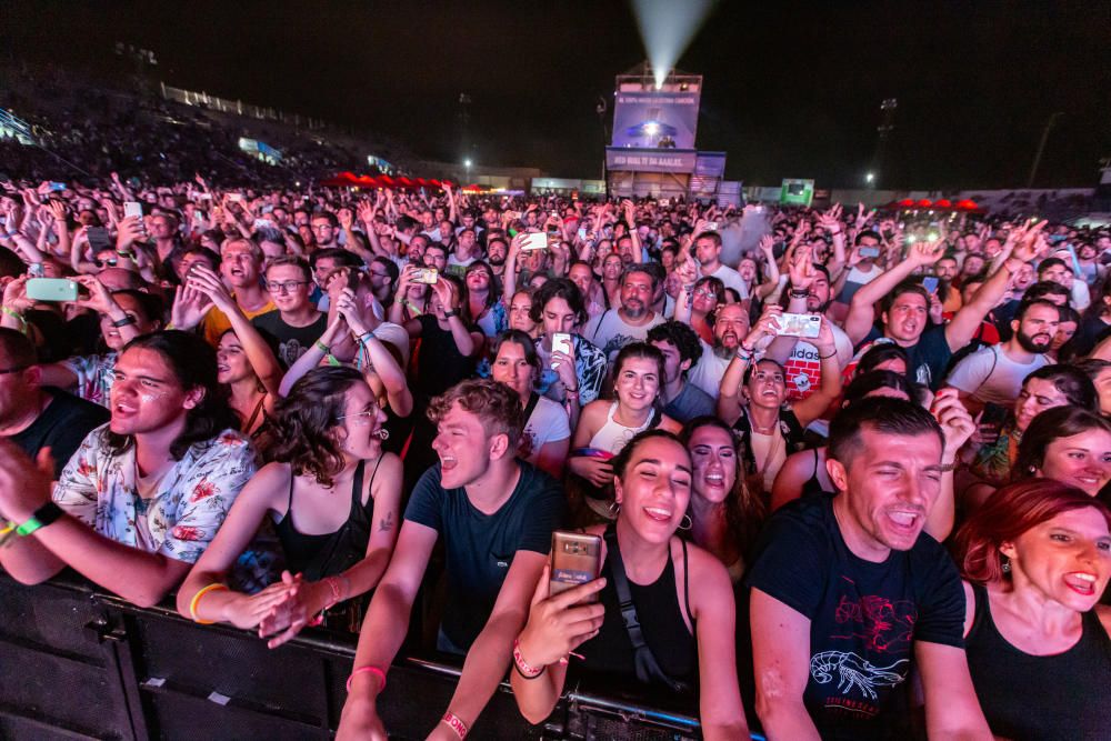 El plato fuerte de la primera jornada del festival fue la actuación de los británicos Foals al filo de la medianoche.