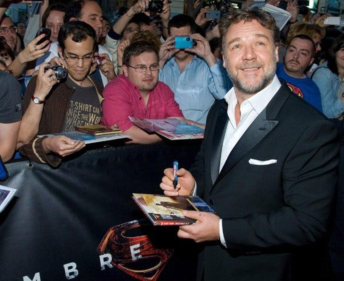 Russell Crowe firma autógrafos