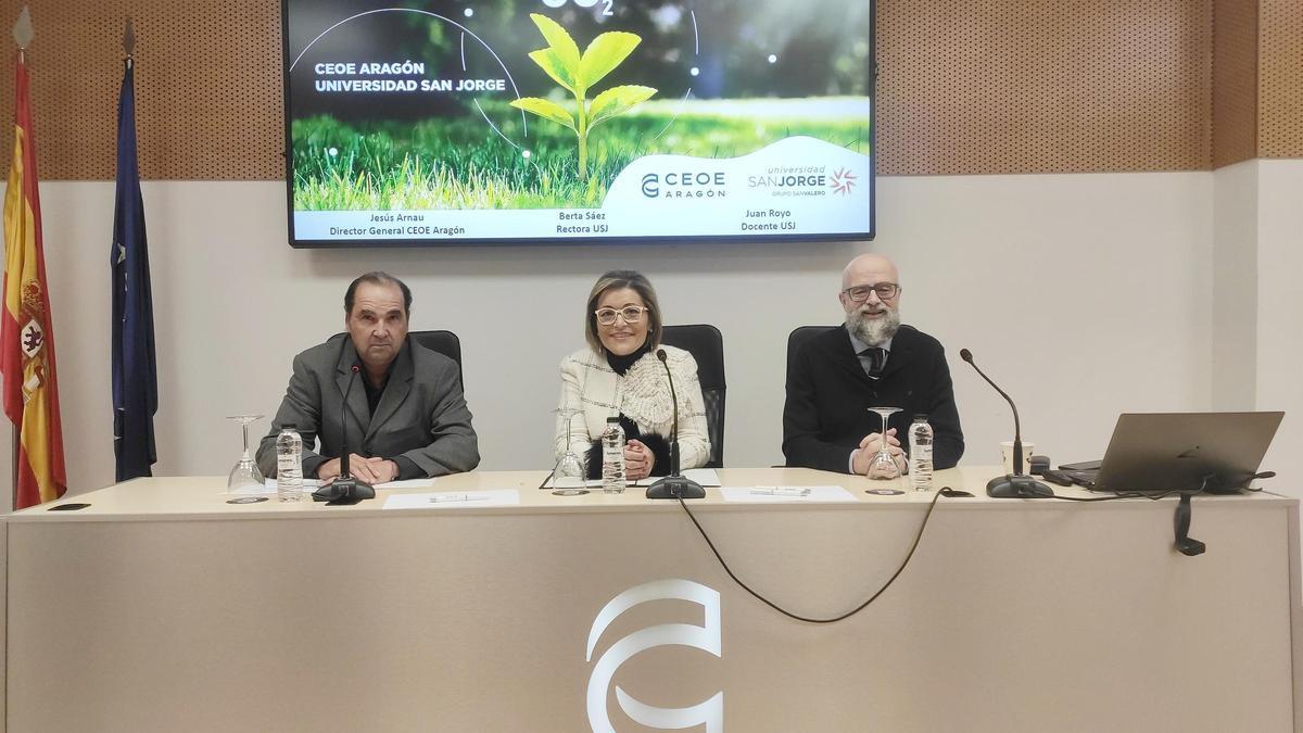 El director general de CEOE Aragón, Jesús Arnau, la rectora de la Universidad San Jorge, Berta Sáez, y el docente de la Universidad San Jorge Juan Royo, en la presentación del Observatorio de la Sostenibilidad en Aragón.