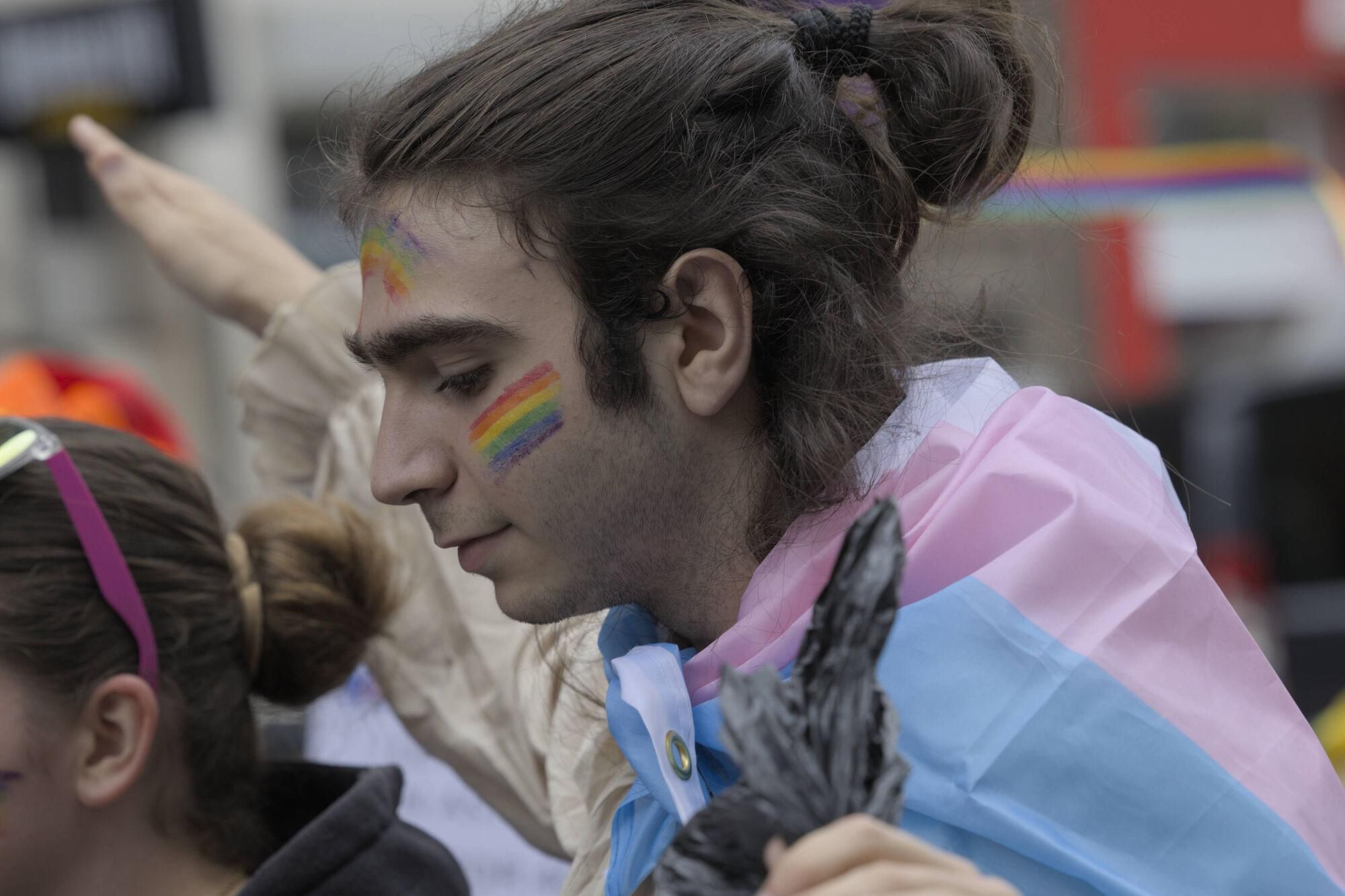 En imágenes: Así fue la manifestación LGTBI de Avilés, con "Santina de Queervadona" incluida