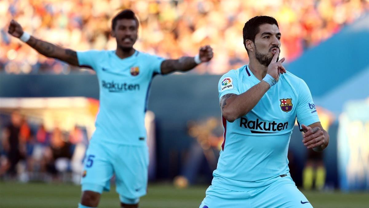 Luis Suárez celebra ante Paulinho su segundo gol al Leganés.