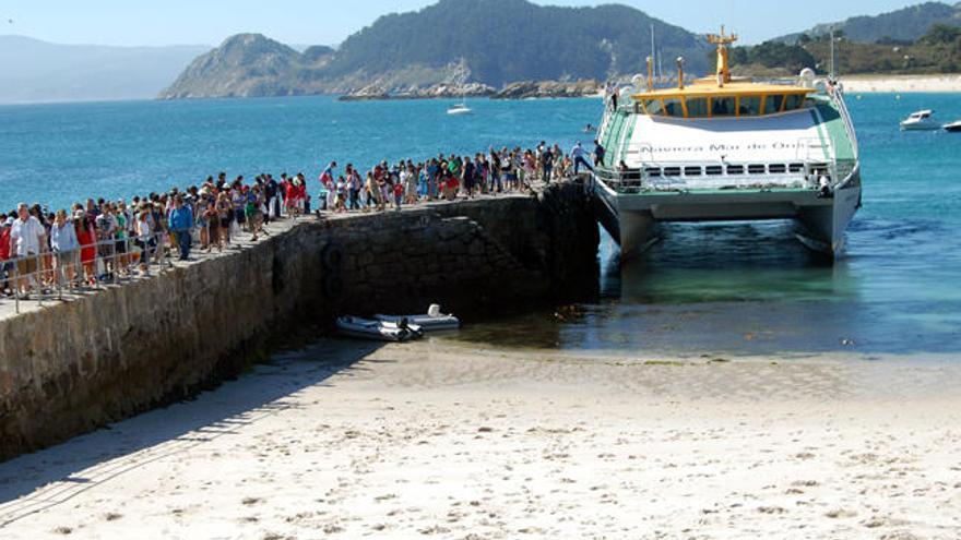 Desembarco de visitantes en Cíes. // E. R.