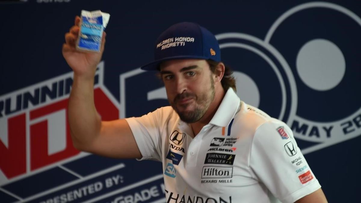 Fernando Alonso brinda con un brick de leche ante su equipo en la Indy.