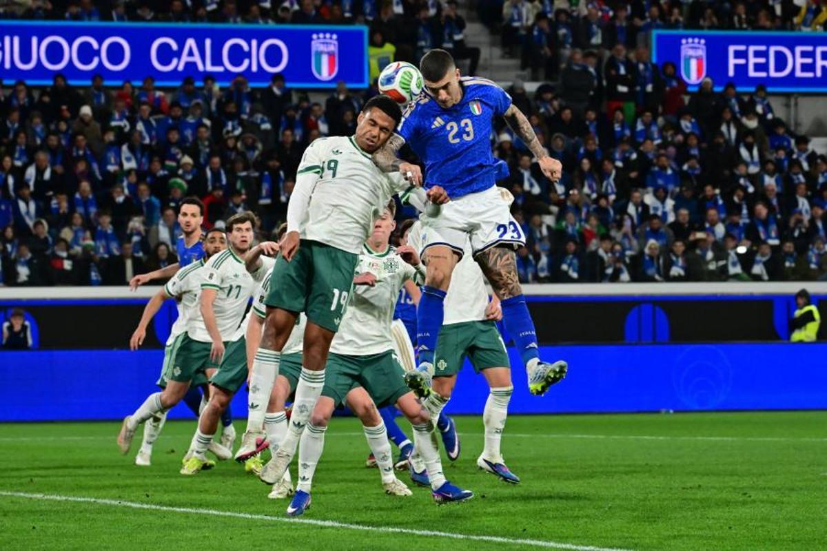Gianluca Mancini remata un balón durante el partido entre Italia e Irlanda del Norte