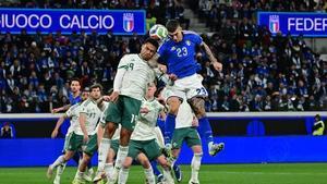 Gianluca Mancini remata un balón durante el partido entre Italia e Irlanda del Norte