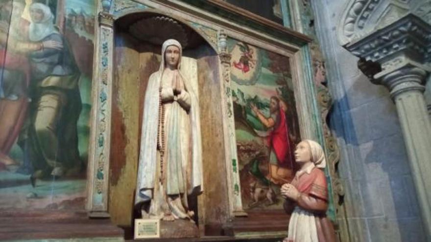 Capilla de la Virgen de Lourdes, donde ha sido localizada la imagen del instrumentista. |   // A.C.M DE LEUCOIÑA