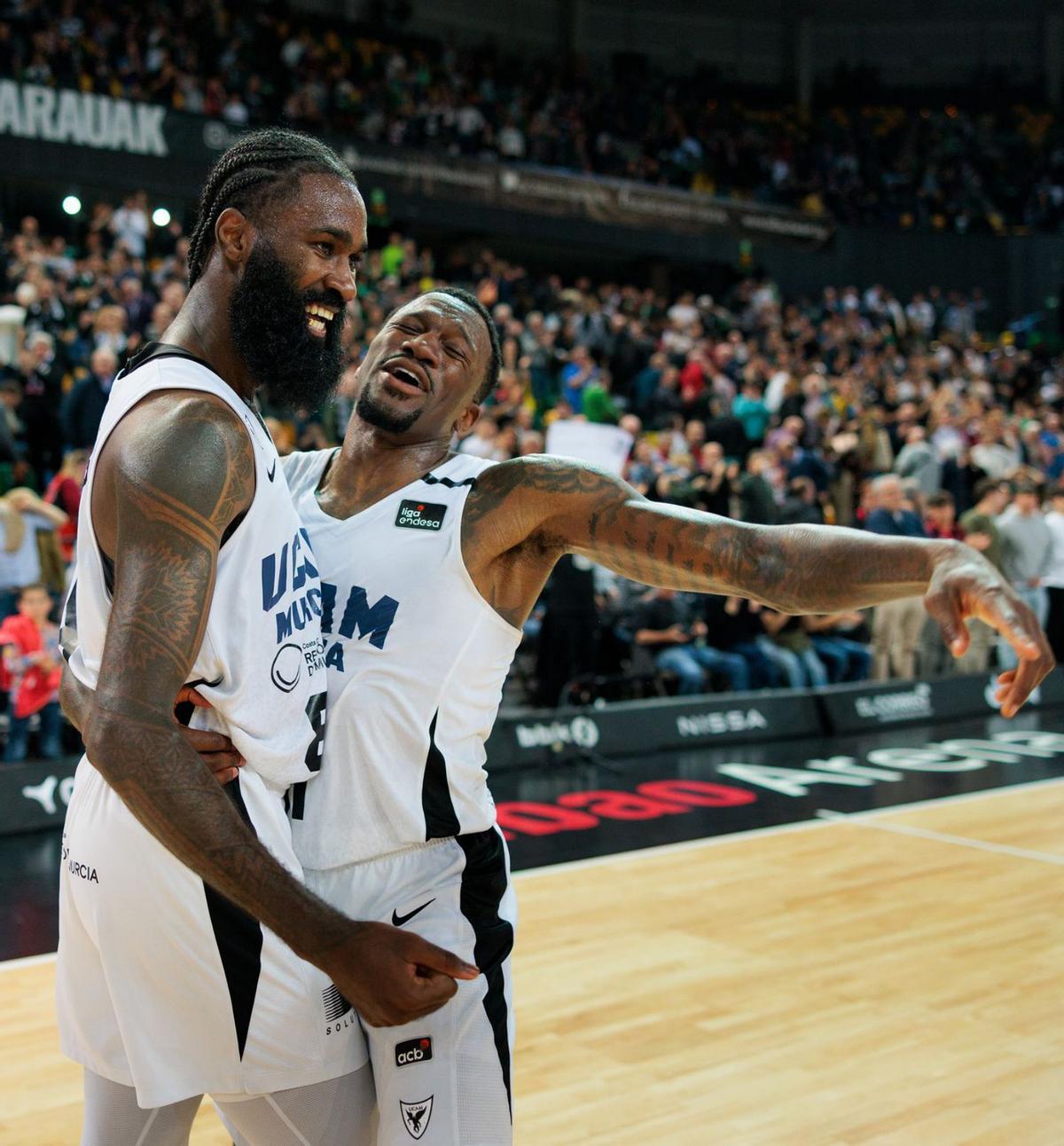 Sant-Roos y Dylan Ennis, del UCAM Murcia, celebrando el triunfo en Bilbao. | ACB PHOTO / AITOR ARRIZABALAGA