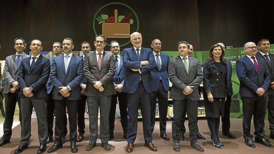 El presidente de Mercadona, Juan Roig, junto con los miembros del comité de dirección, ayer.