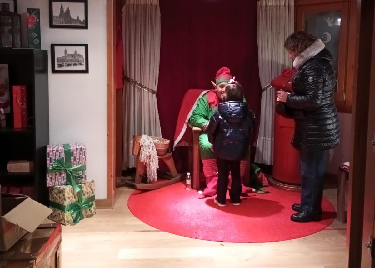 GALERÍA | Visitas de los niños y niñas al elfo de Papá Noel en Benavente