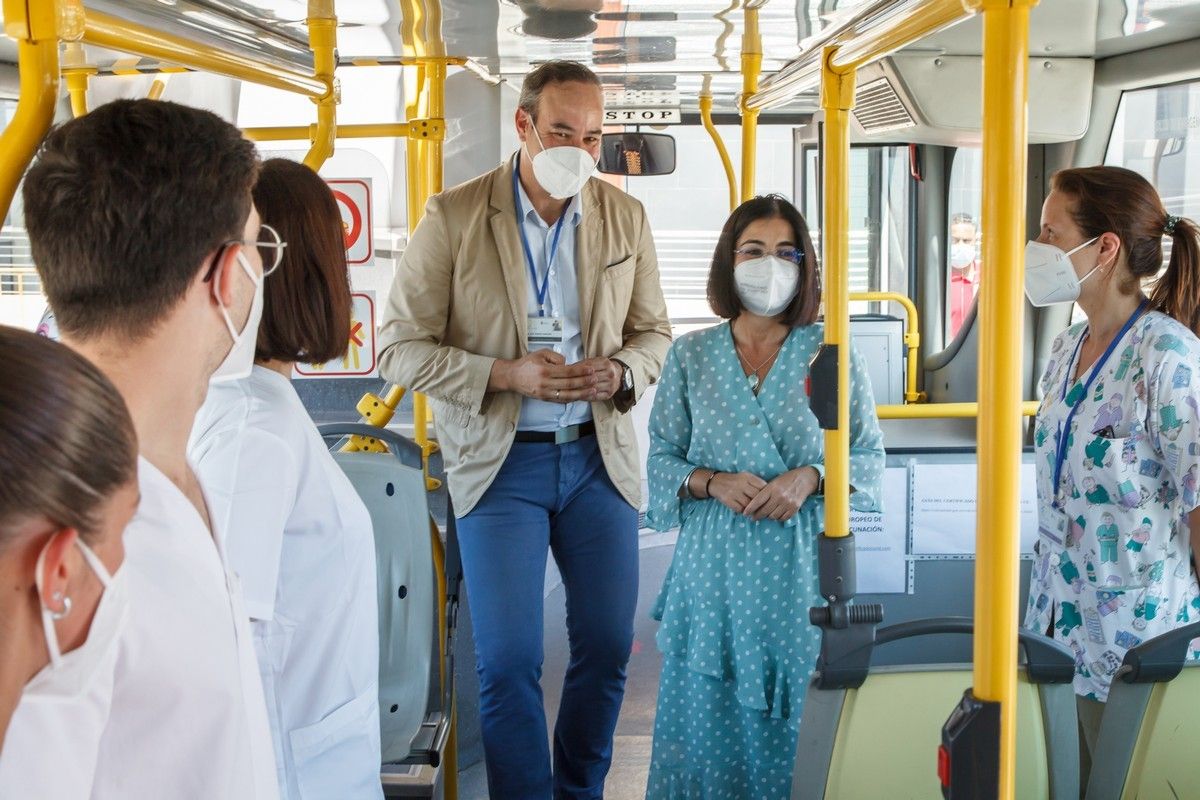 La ministra Carolina Darias visita una 'vacuguagua' en Gran Canaria