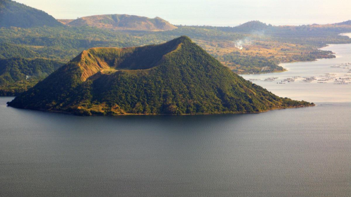 El volcán en activo más pequeño del mundo está en una isla dentro de un lago (dentro de otra isla y otro lago)