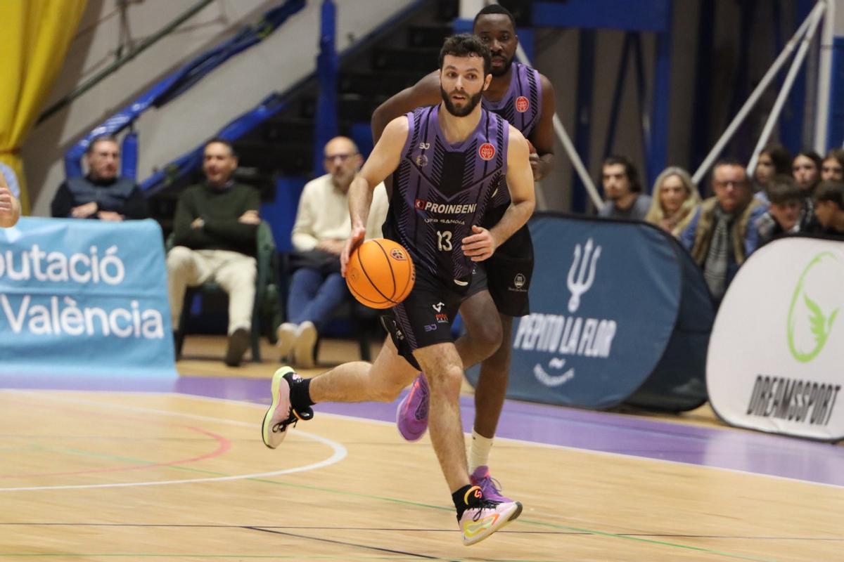 Jugadores de Proinbeni, en un partido de esta temporada en Gandia