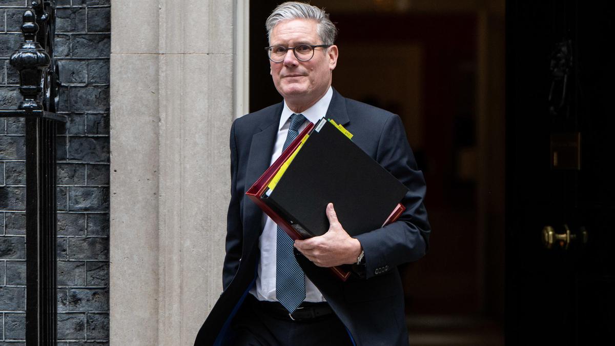 El primer ministro británico, Keir Starmer, a la entrada de su residencia oficial en el número 10 de Downing Street.