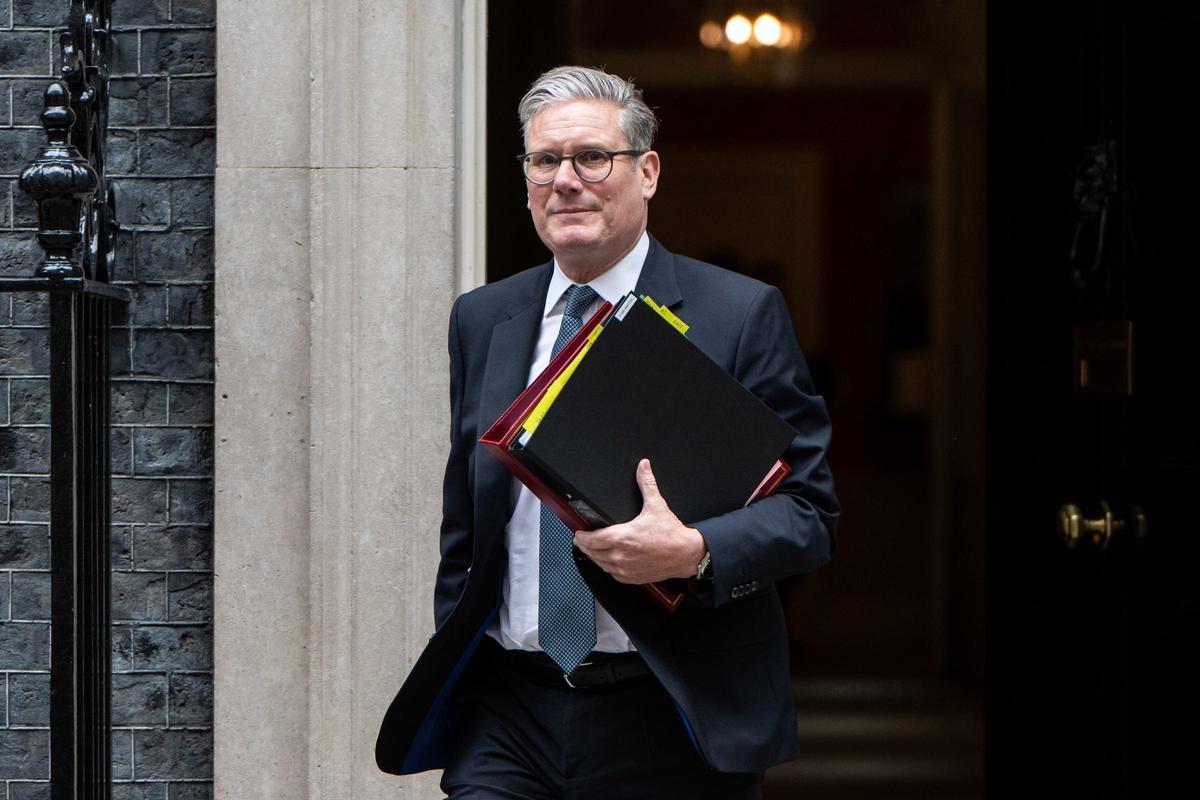 El primer ministro británico, Keir Starmer, a la entrada de su residencia oficial en el número 10 de Downing Street.