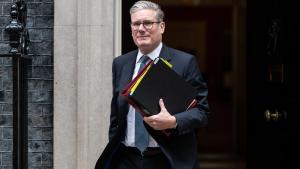 El primer ministro británico, Keir Starmer, a la entrada de su residencia oficial en el número 10 de Downing Street.