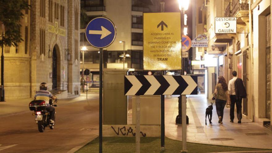 El tráfico seguirá en la calle Zaragoza hasta que se inaugure el Tram.