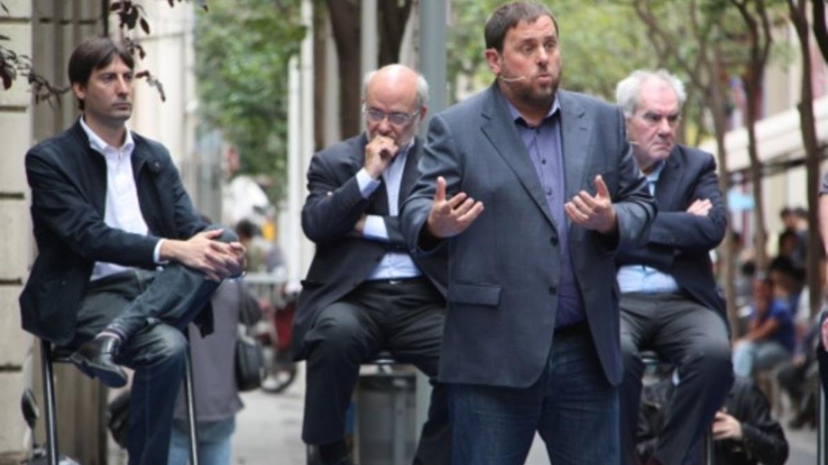 El presidente de ERC, Oriol Junqueras, delante de Terricabras, Maragall y Solé en la plaza de la Virreina de Gràcia.