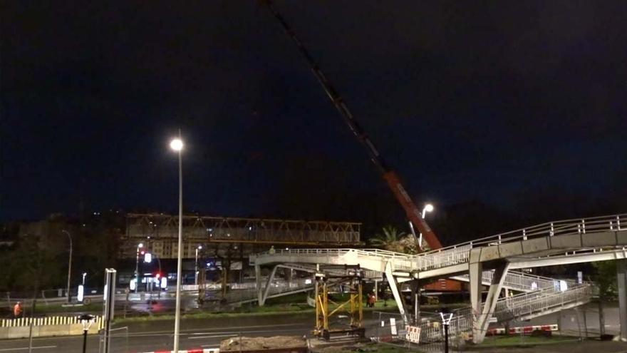 La colocación de la nueva pasarela provisional en Alfonso Molina, en vivo